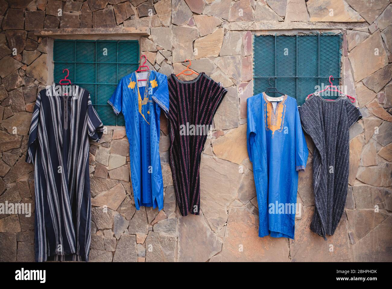 Abbigliamento arabo tradizionale in vendita Foto Stock