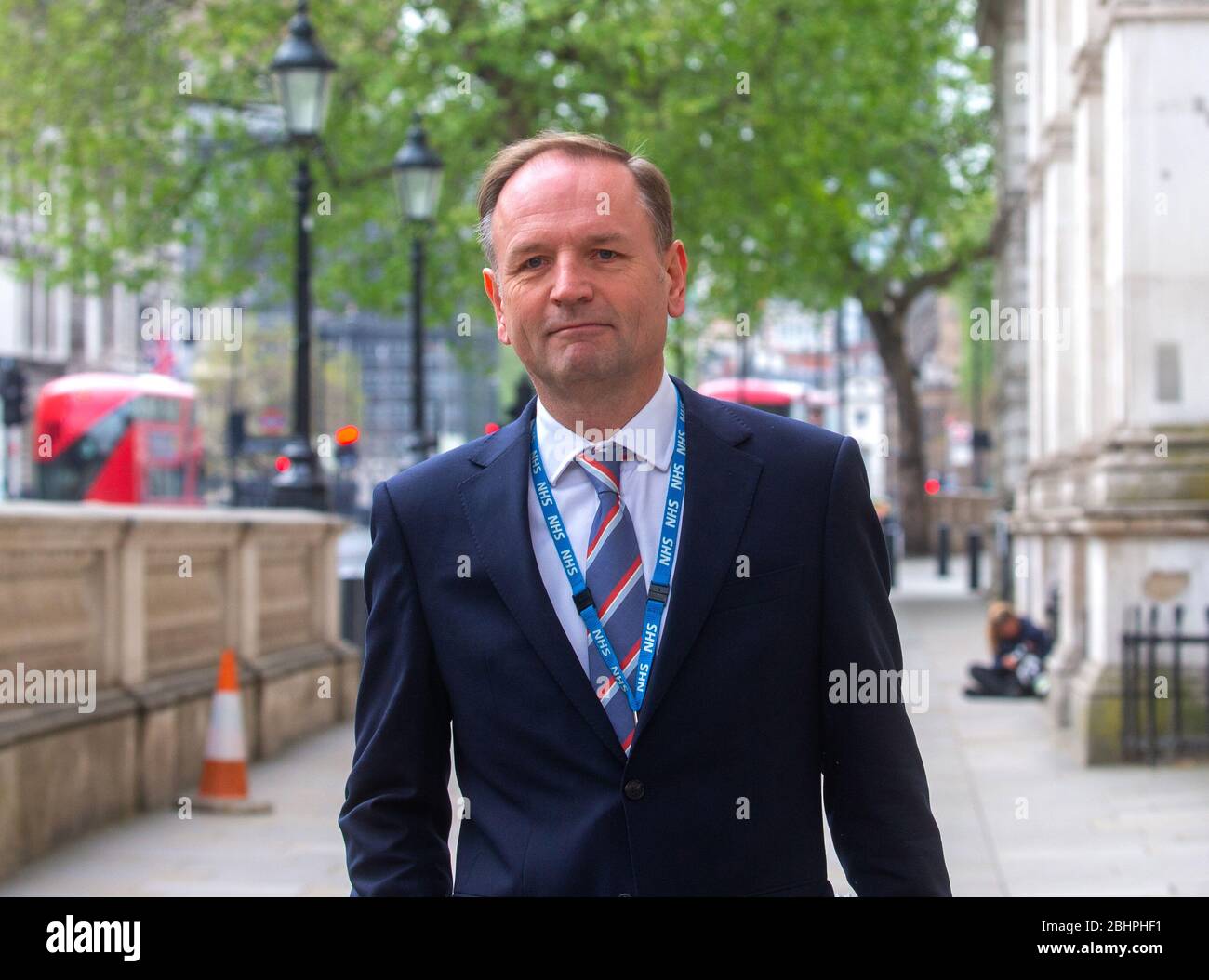 Londra, Regno Unito. 27 aprile 2020. Sir Simon Stevens, CEO del Servizio sanitario Nazionale, arriva a Downing Street per la riunione di Covid-19, Foto Stock