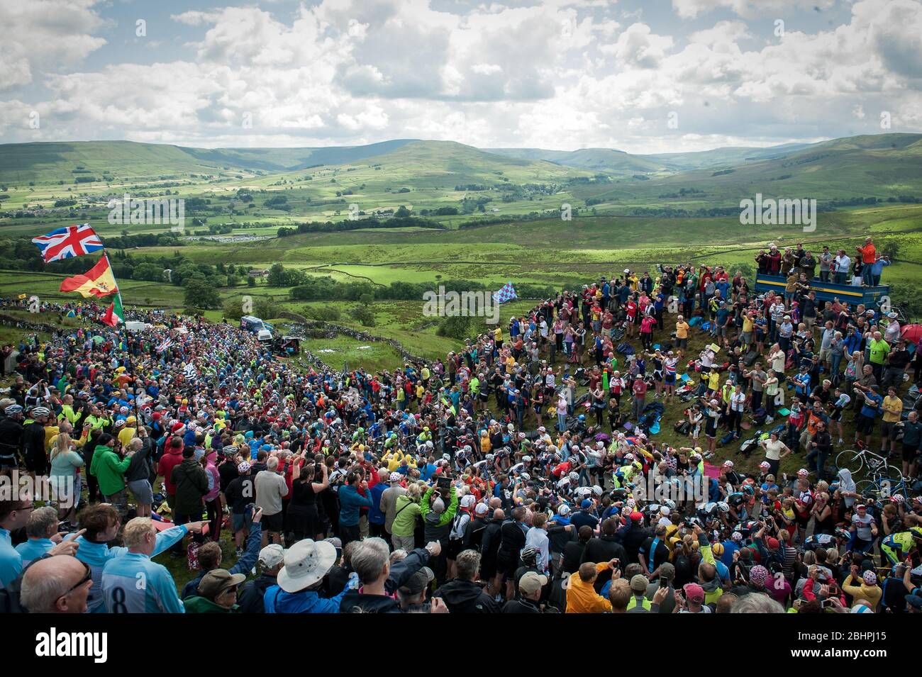 05.07.2014 Yorkshire, Inghilterra. Il Peloton negoziare la Cote de Buttertubs durante la fase 1 del Tour De France da Leeds a Harrogate. Foto Stock