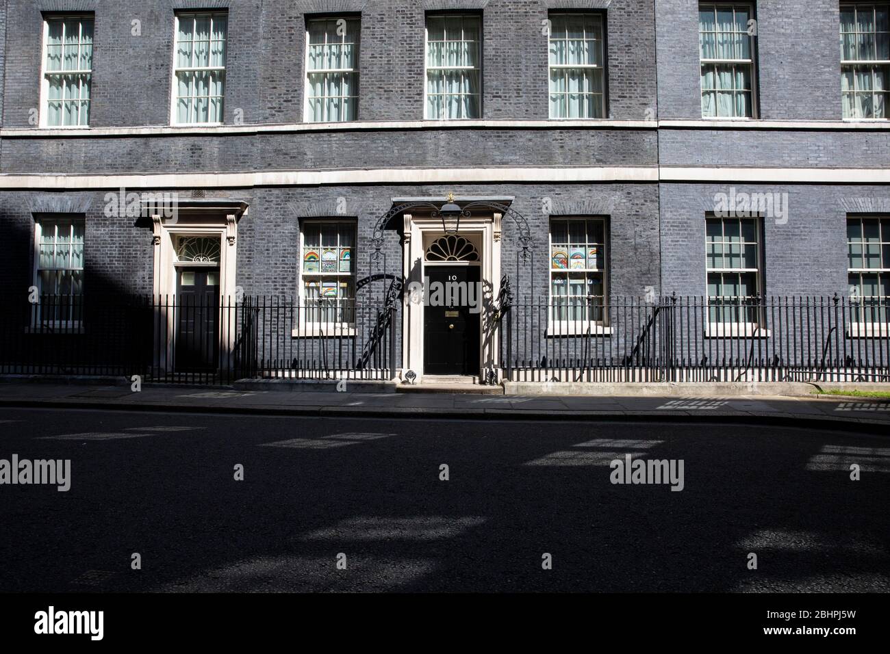 Downing Street, sede del primo Ministro del Regno Unito, dove vengono prese tutte le decisioni politiche e si tengono riunioni a Londra su Gabinetto e Cobra. Foto Stock