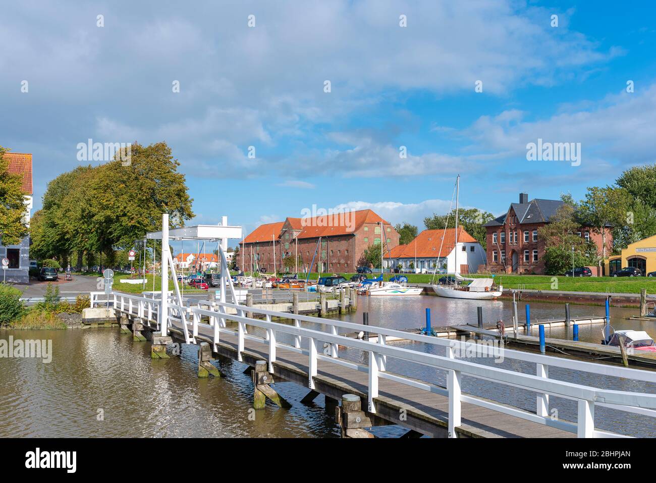 Il ponte bianco e la casa di deposito in background, Toenning, Schleswig-Holstein, Germania, Europa Foto Stock