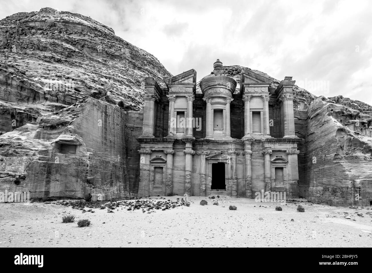 Vista frontale di ad Deir a Petra, Giordania, bianco e nero Foto Stock