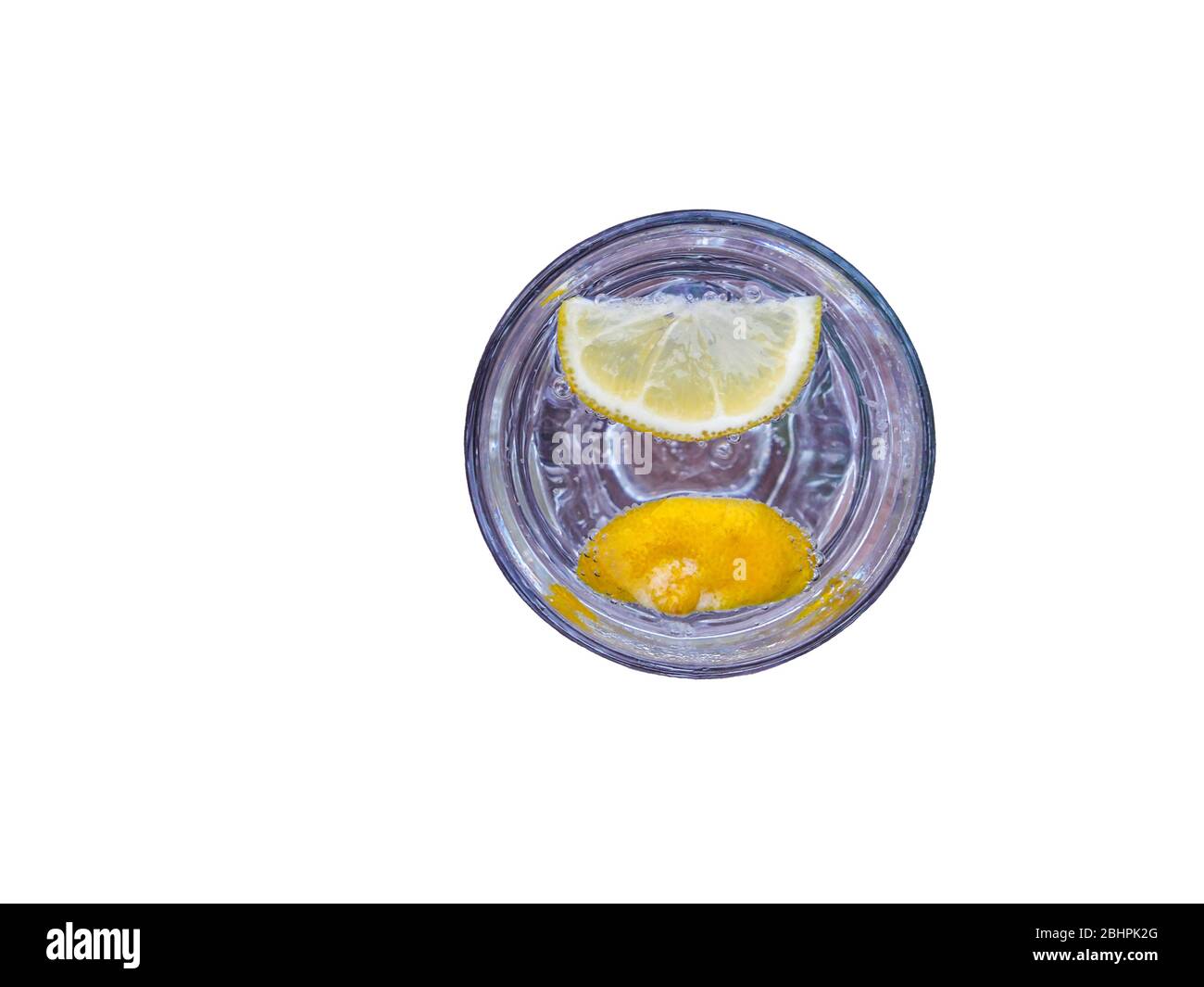 bicchiere di acqua frizzante con fettine di limone isolate su bianco. concetto di bevanda e ristoro Foto Stock