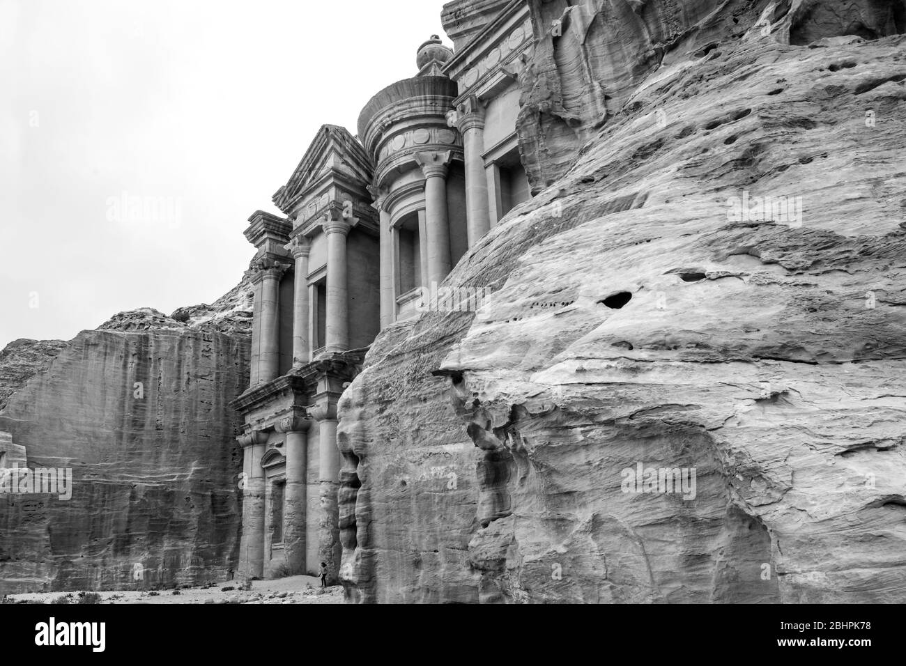 Vista laterale in bianco e nero del tempio ad Deir, Petra, Giordania Foto Stock