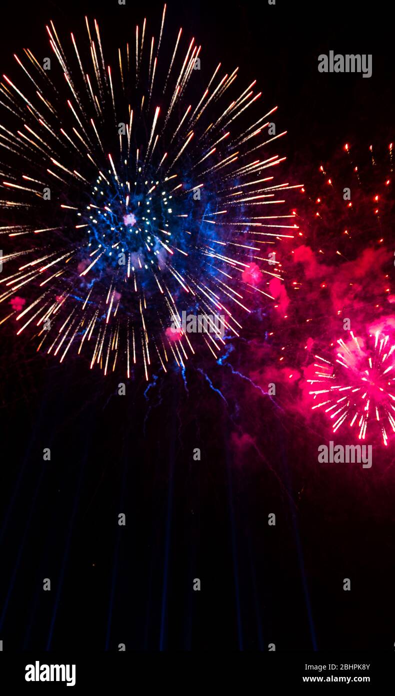 Fuochi d'artificio colorati sullo sfondo del cielo nero. Celebrazione. Foto Stock