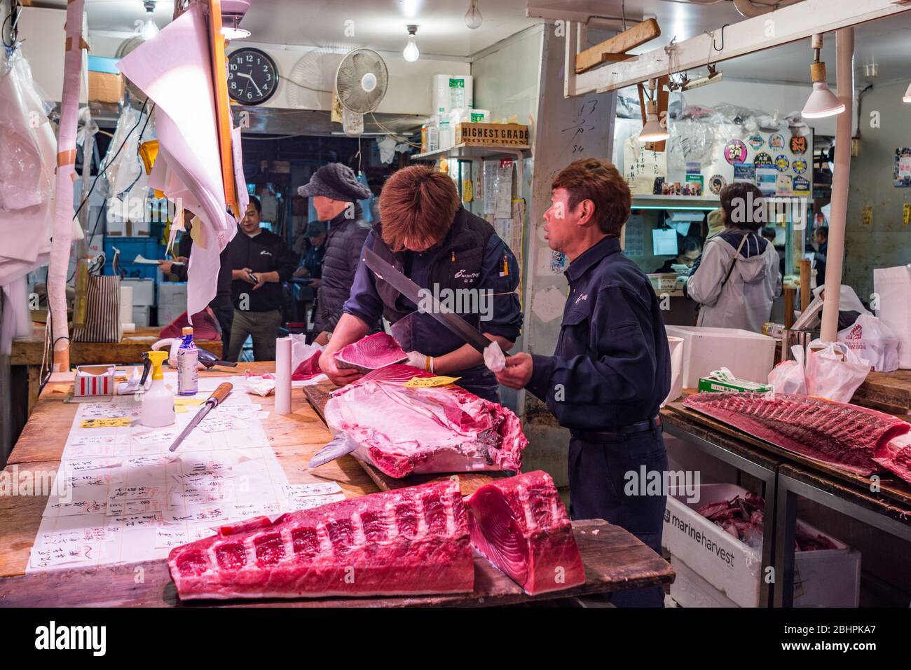 Tokyo / Giappone - 21 ottobre 2017: Mercato del pesce Tsukiji a Tokyo, il più grande mercato del pesce e del pesce all'ingrosso del mondo, che gestisce oltre 2,000 tonnellate di ma Foto Stock