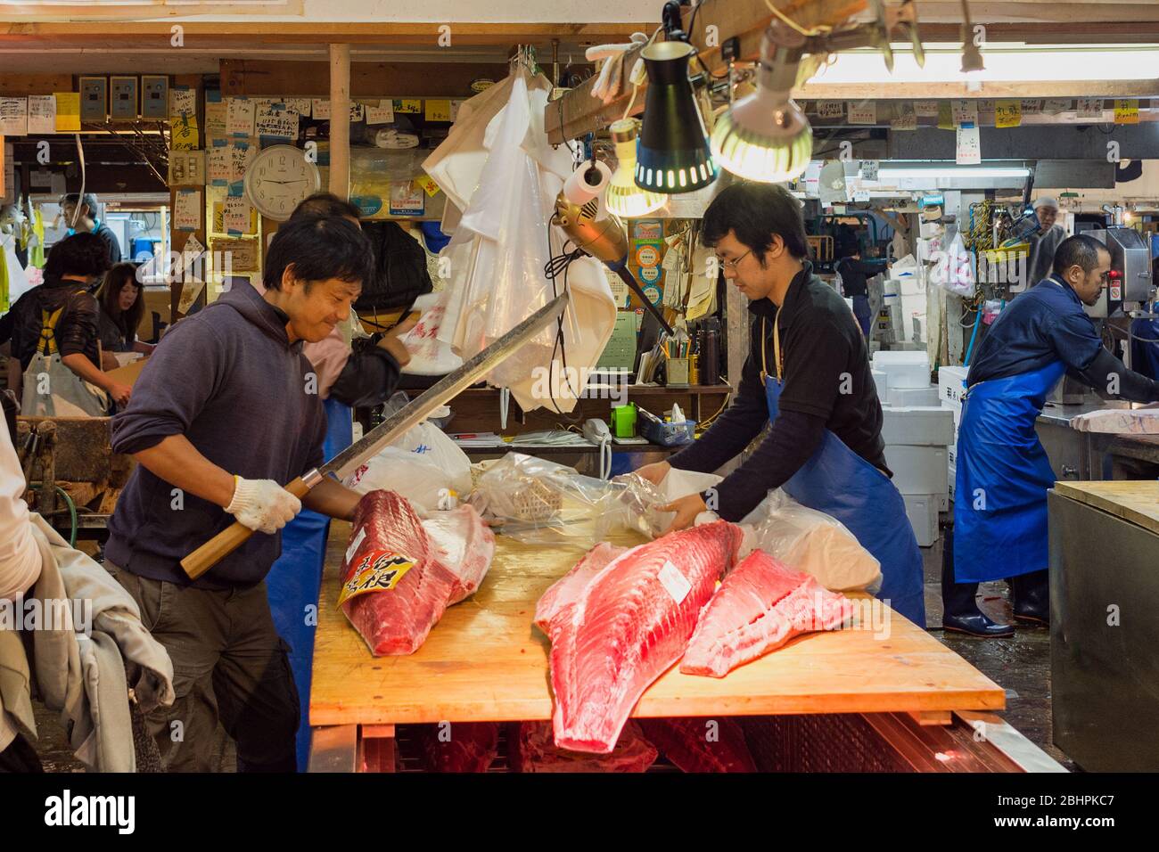 Tokyo / Giappone - 21 ottobre 2017: Mercato del pesce Tsukiji a Tokyo, il più grande mercato del pesce e del pesce all'ingrosso del mondo, che gestisce oltre 2,000 tonnellate di ma Foto Stock