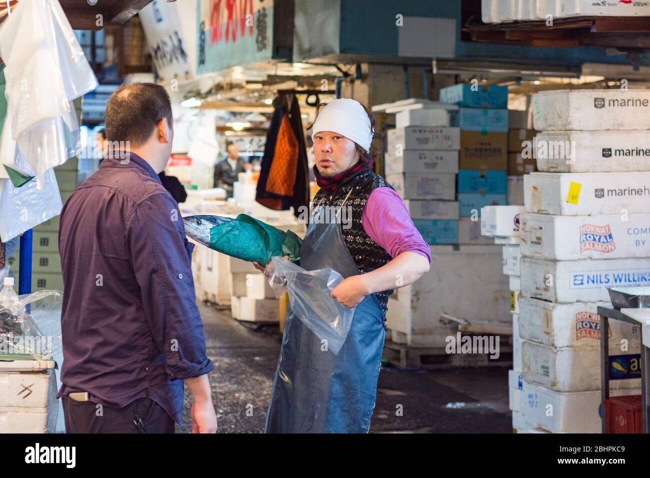 Tokyo / Giappone - 21 ottobre 2017: Mercato del pesce Tsukiji a Tokyo, il più grande mercato del pesce e del pesce all'ingrosso del mondo, che gestisce oltre 2,000 tonnellate di ma Foto Stock