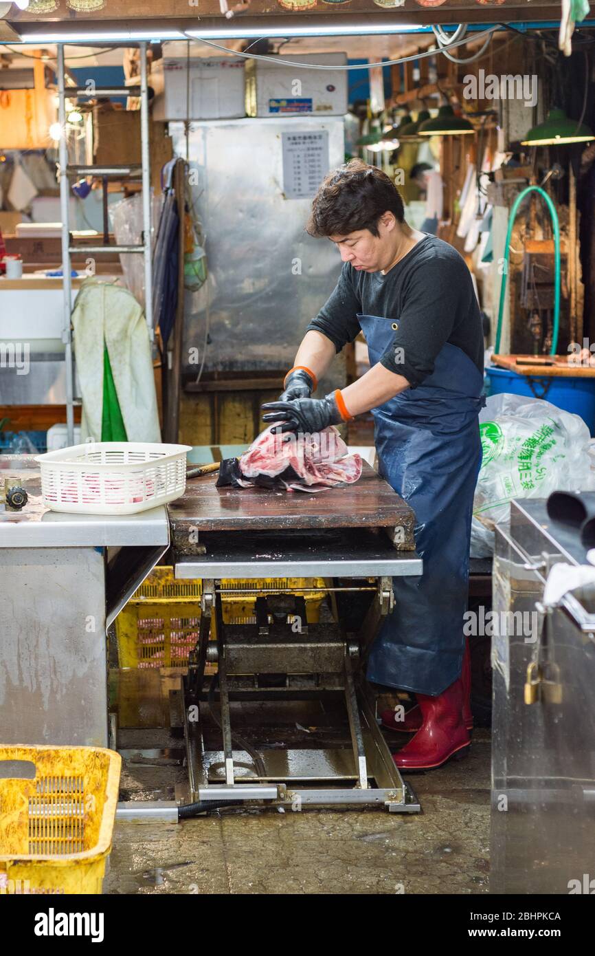 Tokyo / Giappone - 21 ottobre 2017: Mercato del pesce Tsukiji a Tokyo, il più grande mercato del pesce e del pesce all'ingrosso del mondo, che gestisce oltre 2,000 tonnellate di ma Foto Stock