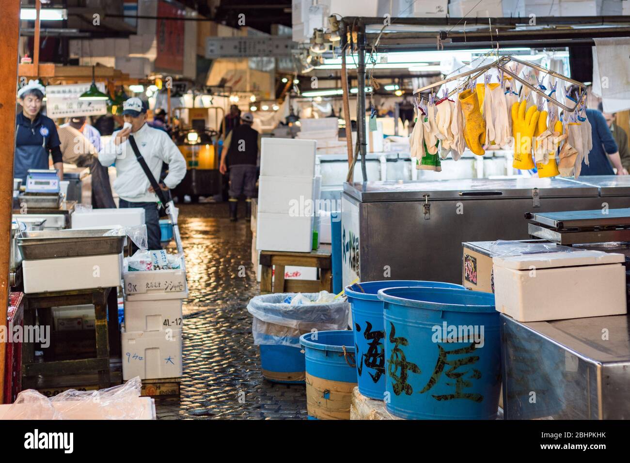 Tokyo / Giappone - 21 ottobre 2017: Mercato del pesce Tsukiji a Tokyo, il più grande mercato del pesce e del pesce all'ingrosso del mondo, che gestisce oltre 2,000 tonnellate di ma Foto Stock