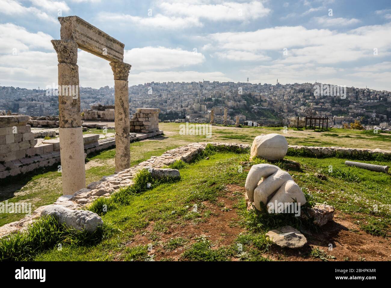 Mano di Ercole alla collina della Cittadella con panoramica di amman, Giordania Foto Stock