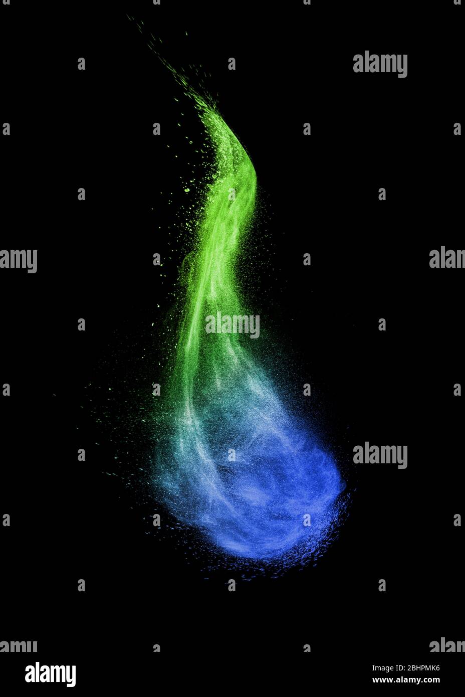 Onda verticale come un'esplosione di polvere colorata su uno sfondo nero. Foto Stock