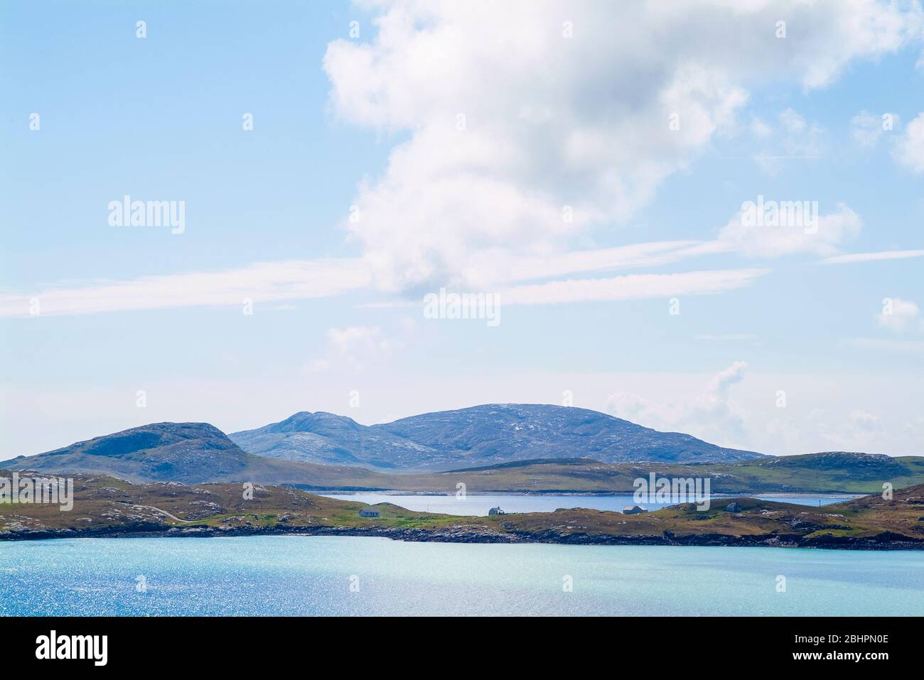 La penisola di UIDH a Vatersay, con am Meall a media distanza e Carn Ghaltair a Sandray dietro, Western Isles, Scozia Foto Stock