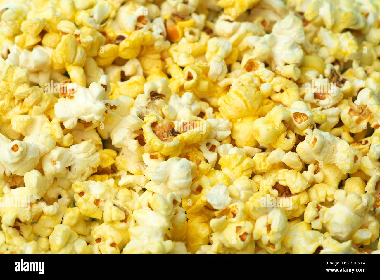 Popcorn su uno sfondo colorato. Concetto di cibo minimale. Intrattenimento, film e video. Estetica concetto anni '80 e '90 Foto Stock