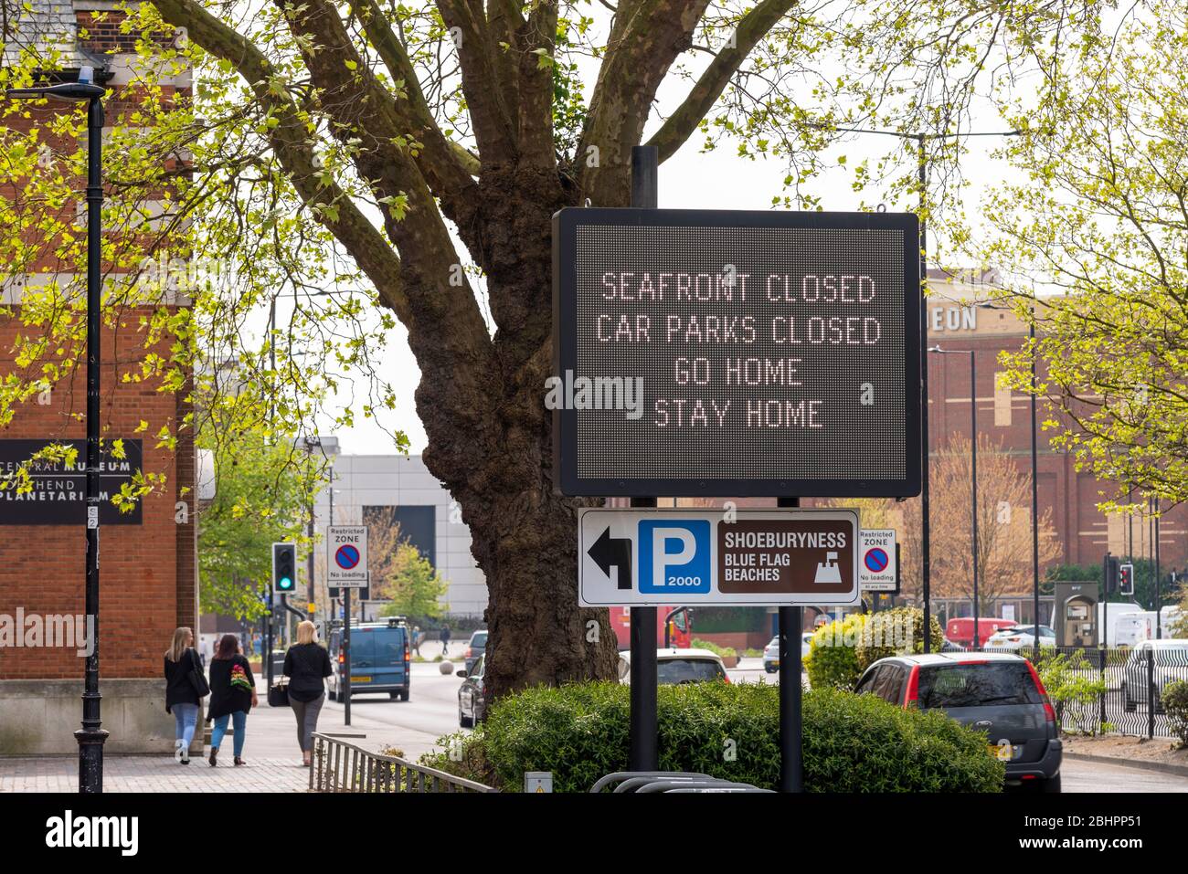 Lungomare chiuso, parcheggi chiusi, go gome, stay home matrice segno durante il COVID-19 Coronavirus pandemic periodo di epidemia, Southend on Sea, Essex, UK Foto Stock