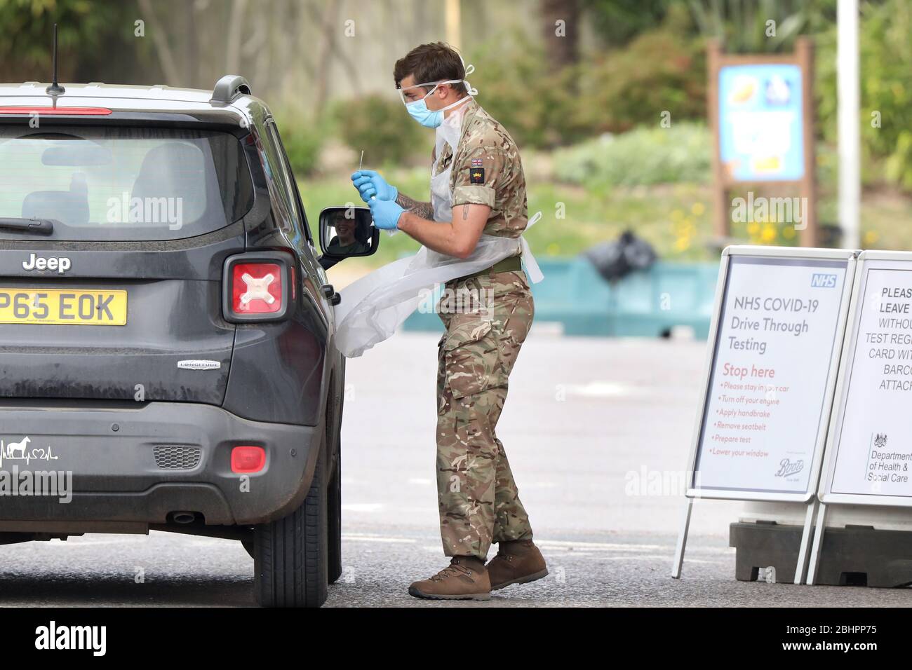 Chessington, Regno Unito. 27 aprile 2020. Il personale militare prova il personale dell'NHS presso un veicolo per coronavirus dell'NHS attraverso l'impianto di test a Chessington, a sud-ovest di Londra. Credit: James Boardman/Alamy Live News Foto Stock
