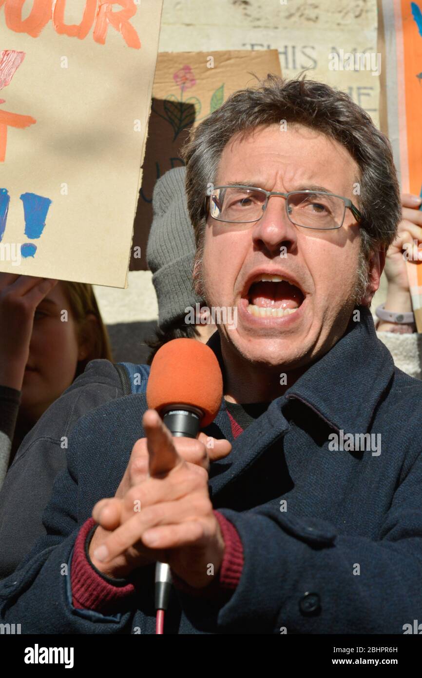 Gli studenti delle scuole chiedono un'azione radicale sul clima nello sciopero britannico a cui hanno partecipato più di 10,000 giovani provenienti da tutto il paese - George Mon Foto Stock