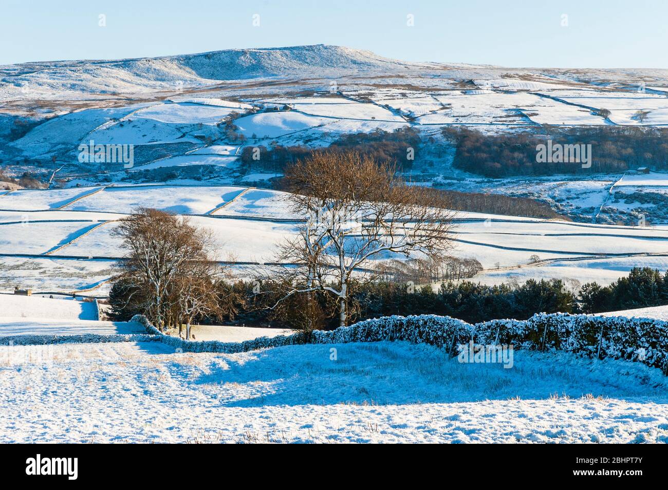 Vista invernale della valle di Quernmore e di Clougha Pike vicino a Lancashire Foto Stock
