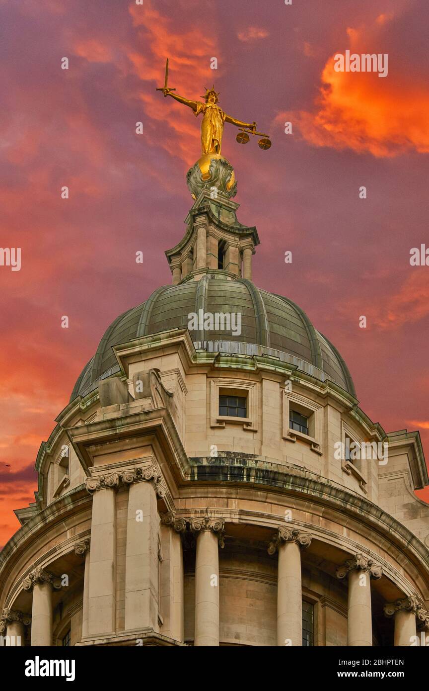 LONDRA LA VECCHIA STATUA DI BAILEY TRIBUNALE PENALE LADY JUSTICE IN ORO SULLA SOMMITÀ DELLA CUPOLA CON LE NUVOLE ROSSE Foto Stock