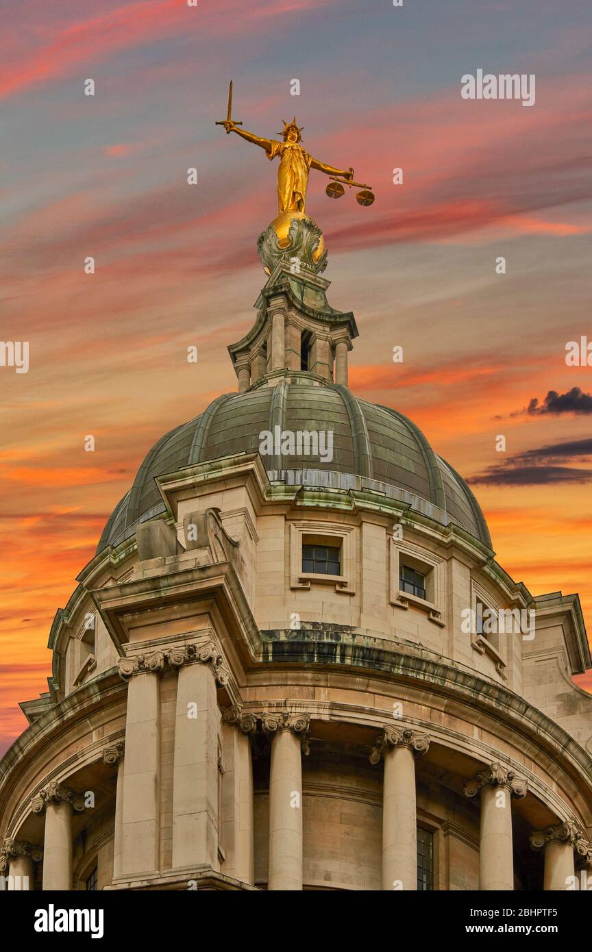 LONDRA LA VECCHIA STATUA DI BAILEY TRIBUNALE PENALE LADY JUSTICE IN ORO SULLA SOMMITÀ DELLA CUPOLA CON ORO ROSSO E CIELO BLU Foto Stock