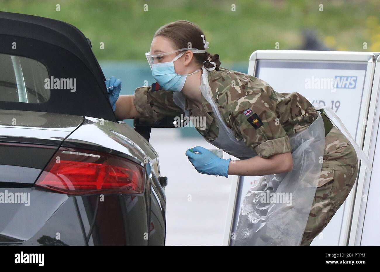 Chessington, Regno Unito. 27 aprile 2020. Il personale militare prova il personale dell'NHS presso un veicolo per coronavirus dell'NHS attraverso l'impianto di test a Chessington, a sud-ovest di Londra. Credit: James Boardman/Alamy Live News Foto Stock