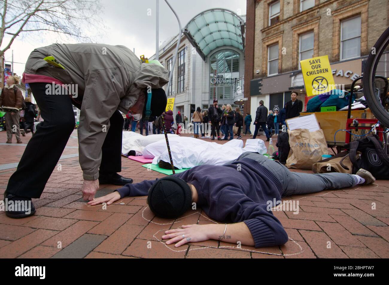 Estinto Rebellion protesta in lettura, hanno tenuto una dimostrazione di due ore che collega i tassi di mortalità al cambiamento climatico. Regno Unito 2 marzo 2019 Foto Stock