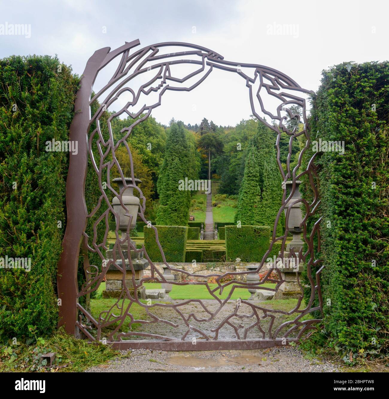 Schermo, una scultura di Allen Jones nei giardini di Chatsworth House, Derbyshire Foto Stock