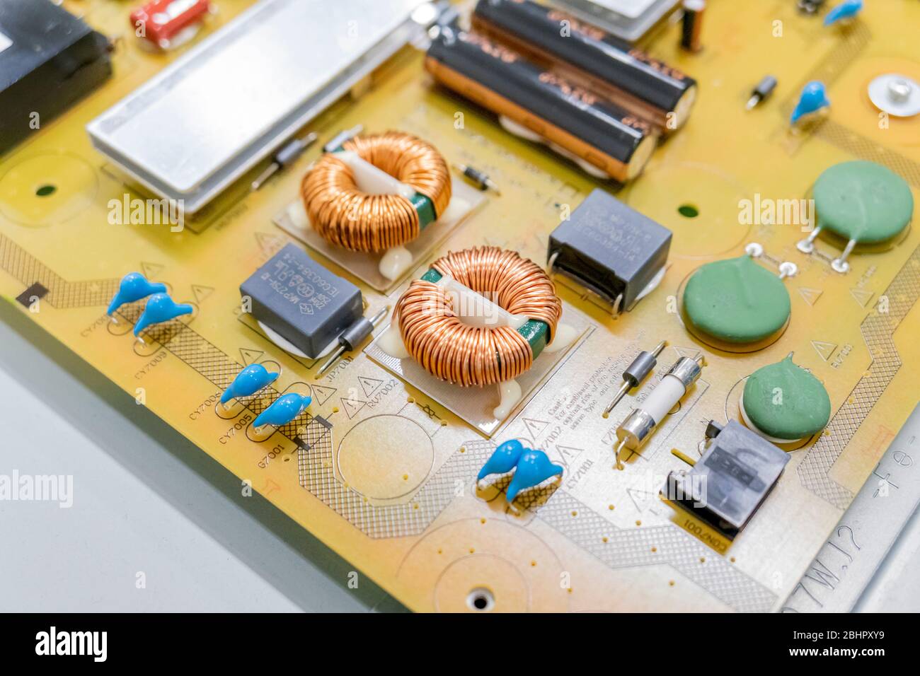 La scheda madre TV di TV LCD Sharp 65 pollici in attesa di riparazione presso il sito remoto di Sharp maintainace a Huahin, Thailandia 25 aprile 2018 Foto Stock