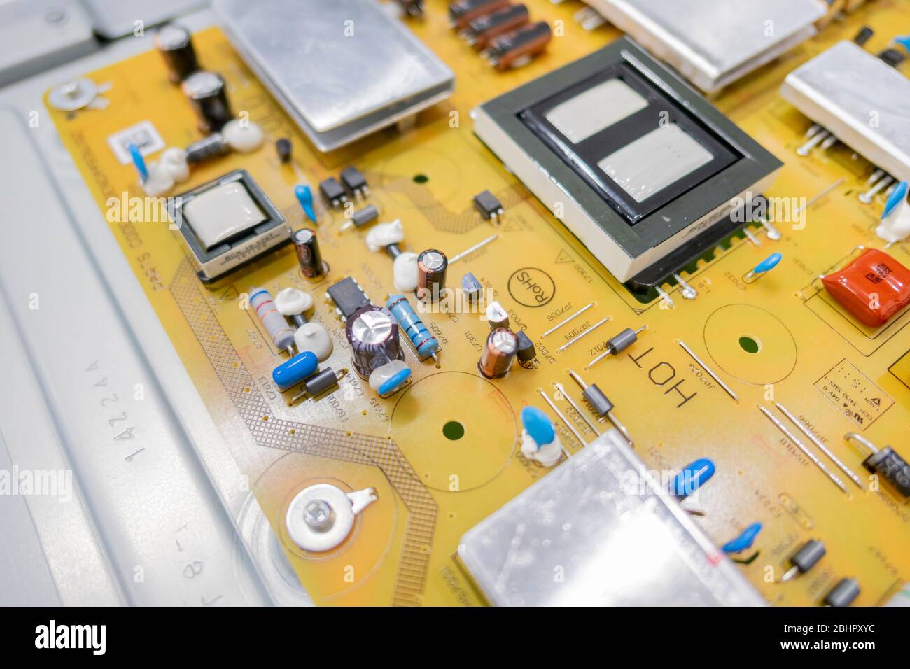 La scheda madre TV di TV LCD Sharp 65 pollici in attesa di riparazione presso il sito remoto di Sharp maintainace a Huahin, Thailandia 25 aprile 2018 Foto Stock