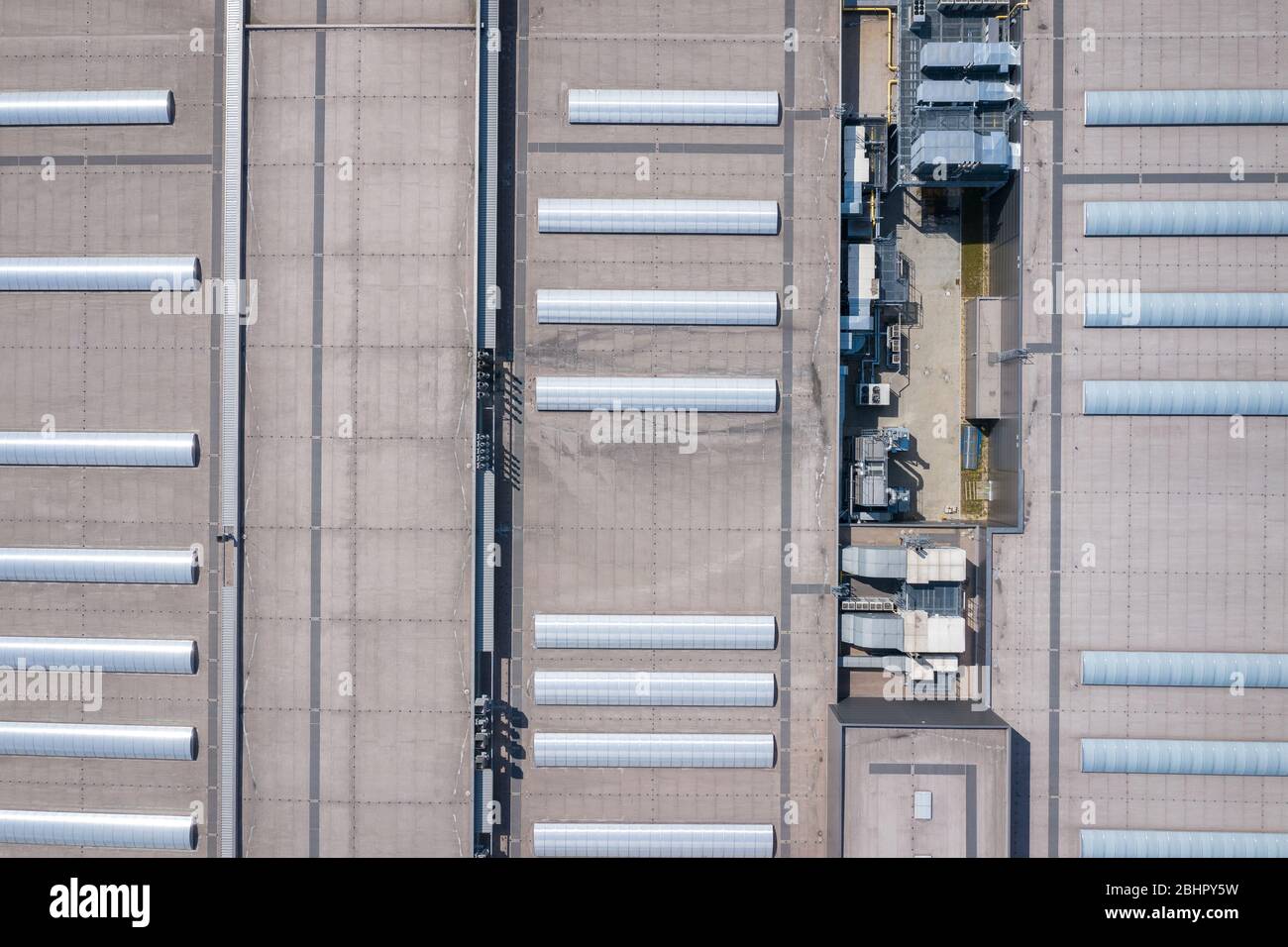 Industriale. Vista aerea del grande tetto della fabbrica. Fuco girato dall'alto. Foto Stock