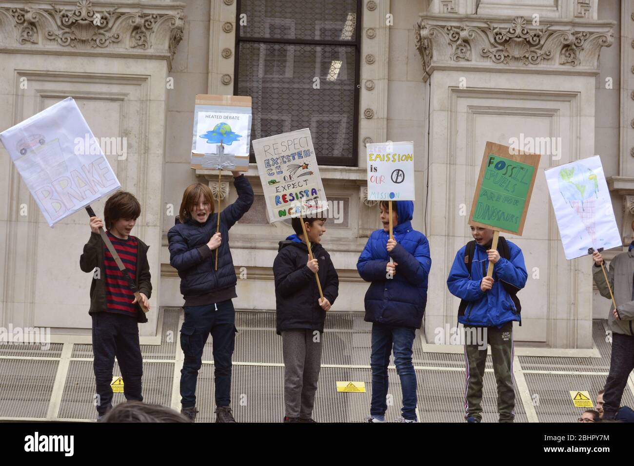 Gli studenti delle scuole chiedono un'azione radicale sul clima nello sciopero britannico a cui hanno partecipato migliaia di giovani provenienti da tutto il paese - più di 15,00 Foto Stock