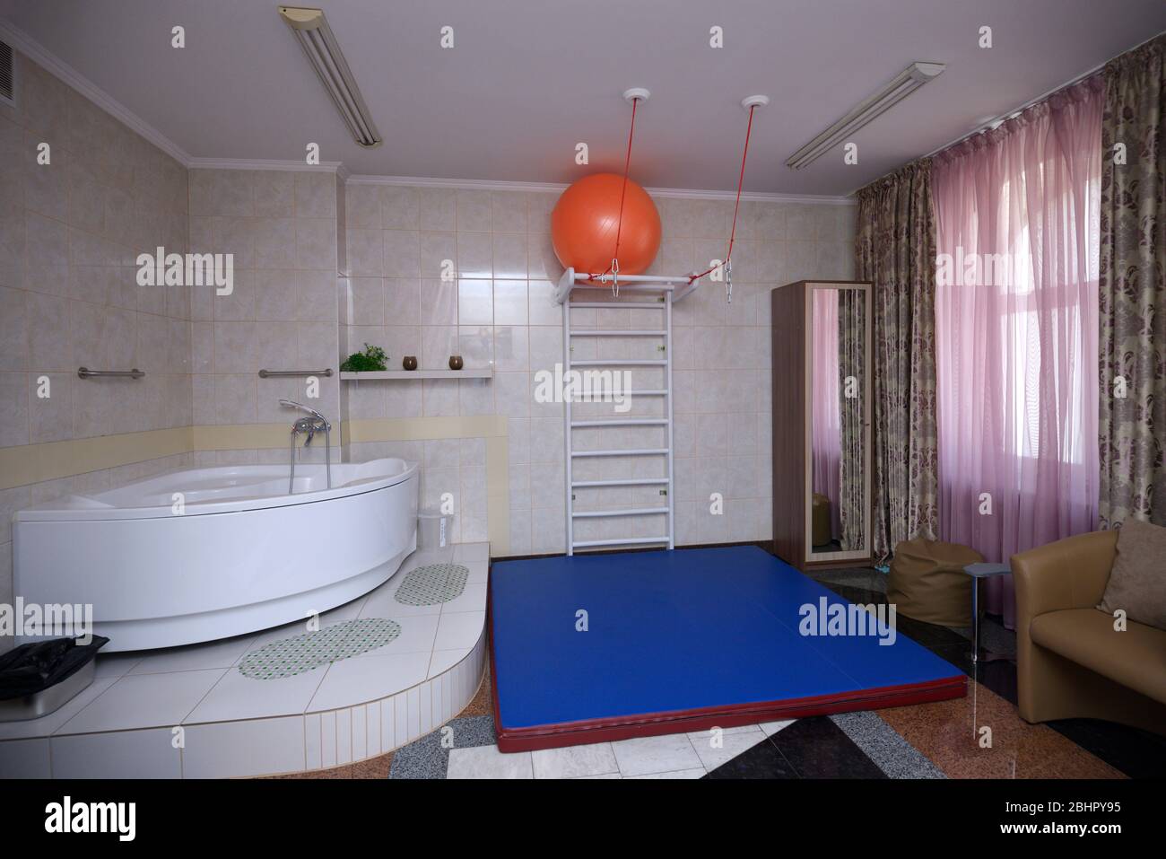 Reparto maternità per consegna a domicilio, letto ospedaliero, mobili in ospedale maternità Foto Stock