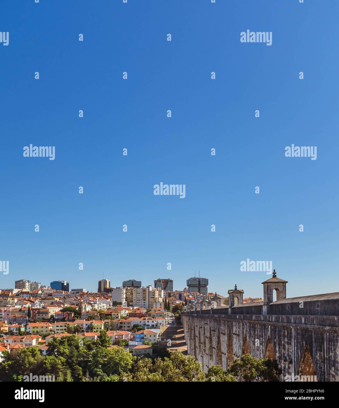 Águas Acquedotto di Livres con paesaggio urbano sullo sfondo in una giornata di sole, raccolto verticale. Foto Stock