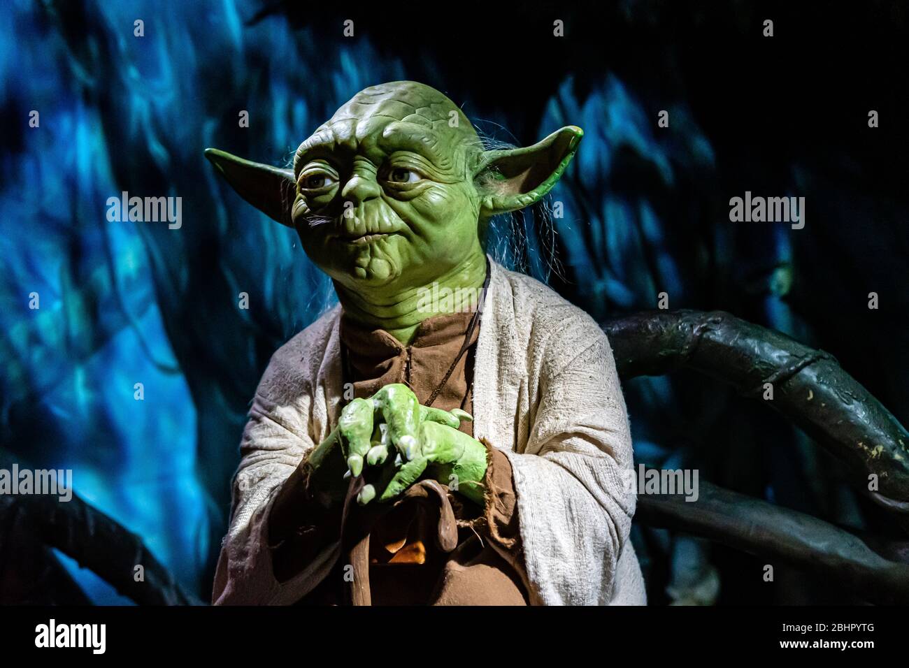 Londra, Inghilterra, Regno Unito - 2 gennaio 2020: Statue in cera del Maestro Yoda da Star Wars, il museo del cera Madame Tussauds, uno dei più popolari atten turistici Foto Stock