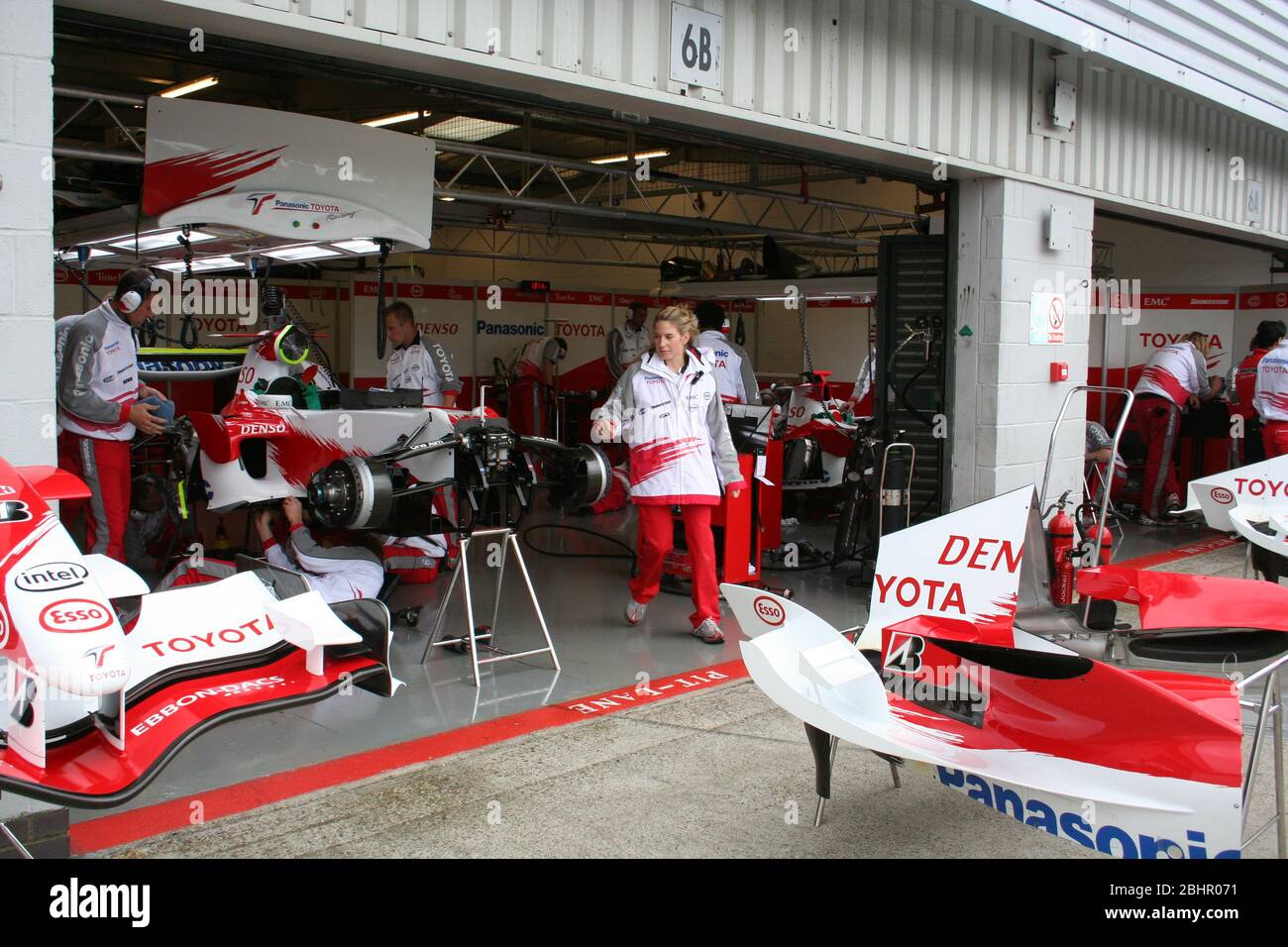 Giornata di test per il team di Formula 1 Toyota a Silverstone Race vista circuito del box garage Inghilterra UK 20 settembre 2006 Foto Stock