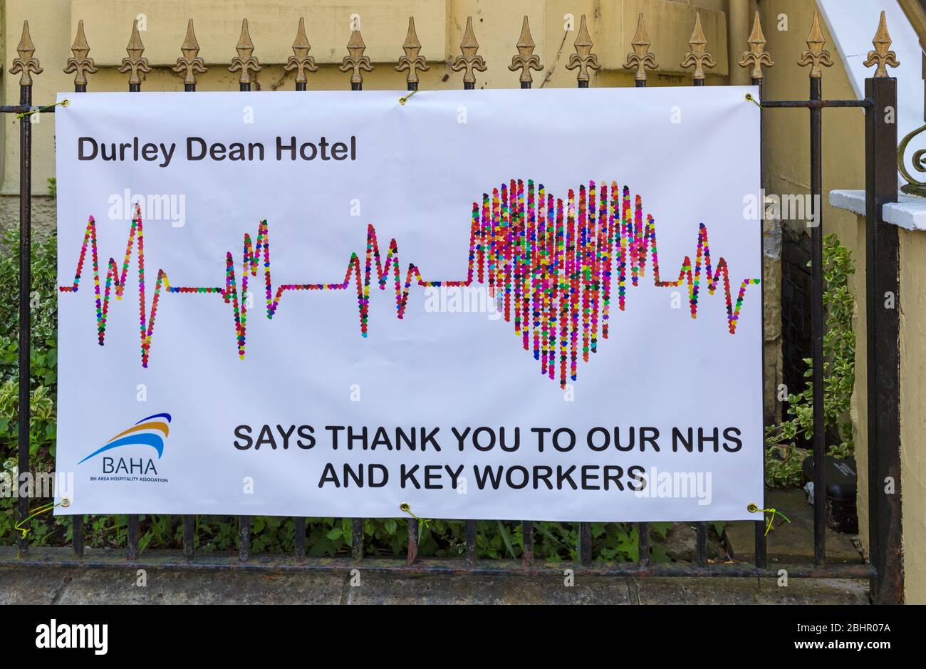 Durley Dean Hotel ti ringrazia per la nostra bandiera NHS e dei principali lavoratori per la loro dedizione durante la pandemia di Coronavirus a Bournemouth, Dorset UK in aprile Foto Stock