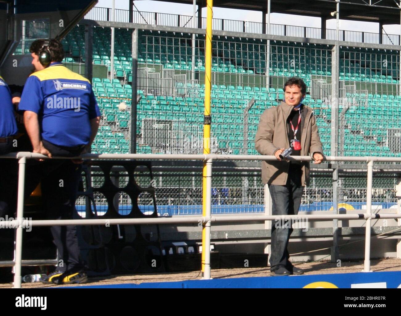 Nelson Piquet Sr guarda alla giornata di test di debutto di Nelson Piquet Jr per la Formula 1 Renault del Team Silverstone sul circuito inglese UK 20 settembre 2006 Foto Stock