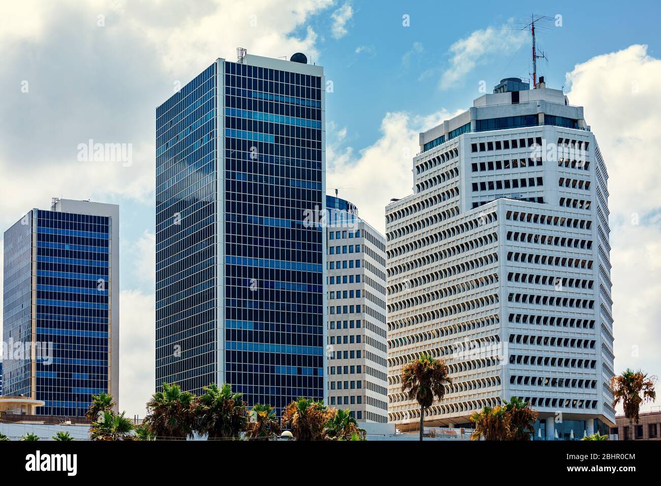 Moderni edifici di uffici fiancheggiati da vetro nel centro affari di Tel Aviv, Israele. Foto Stock