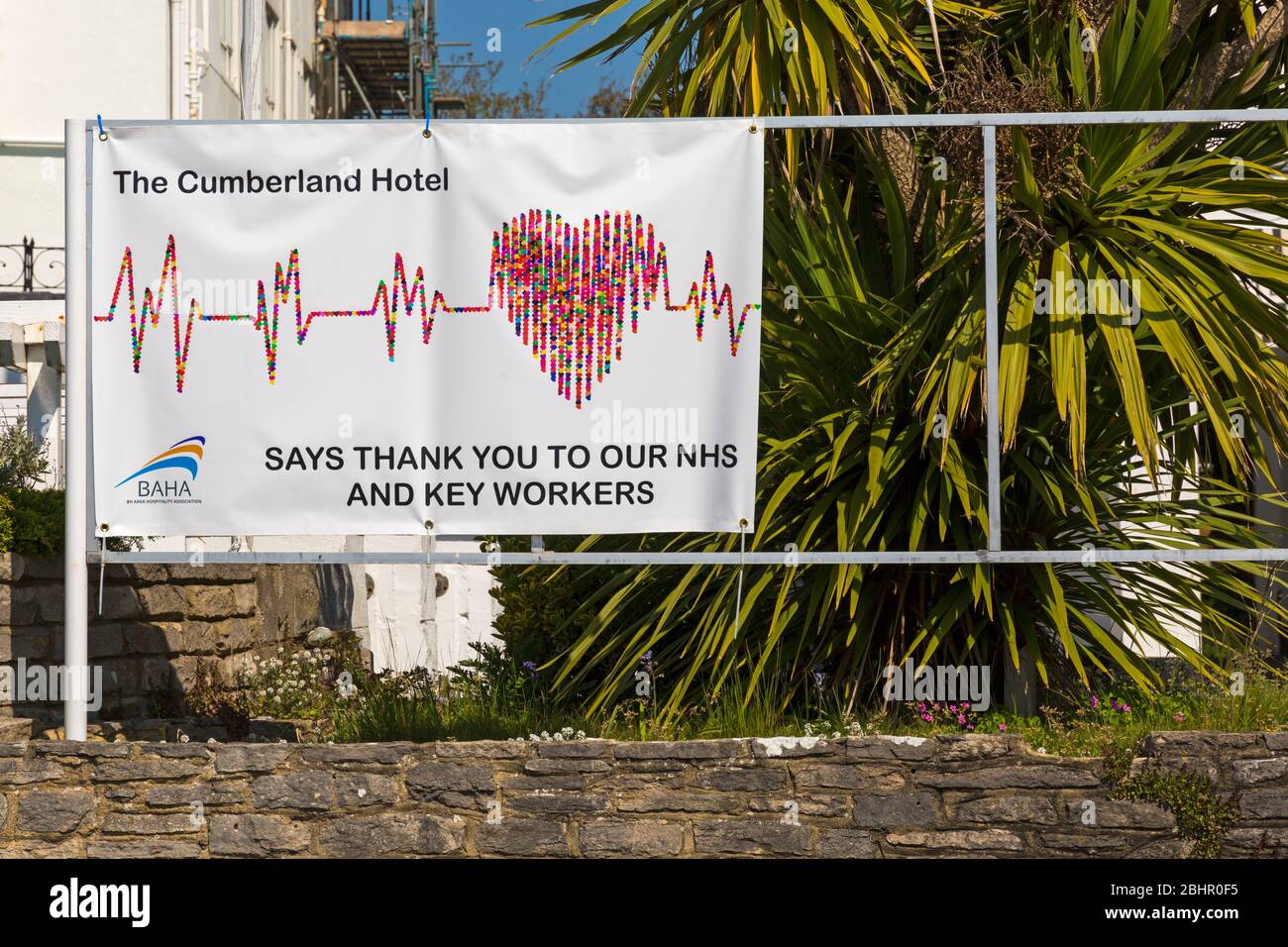 Il Cumberland Hotel vi ringrazia per il nostro NHS e banner dei principali lavoratori durante la pandemia di Coronavirus a Bournemouth, Dorset UK nell'aprile 2020 Foto Stock