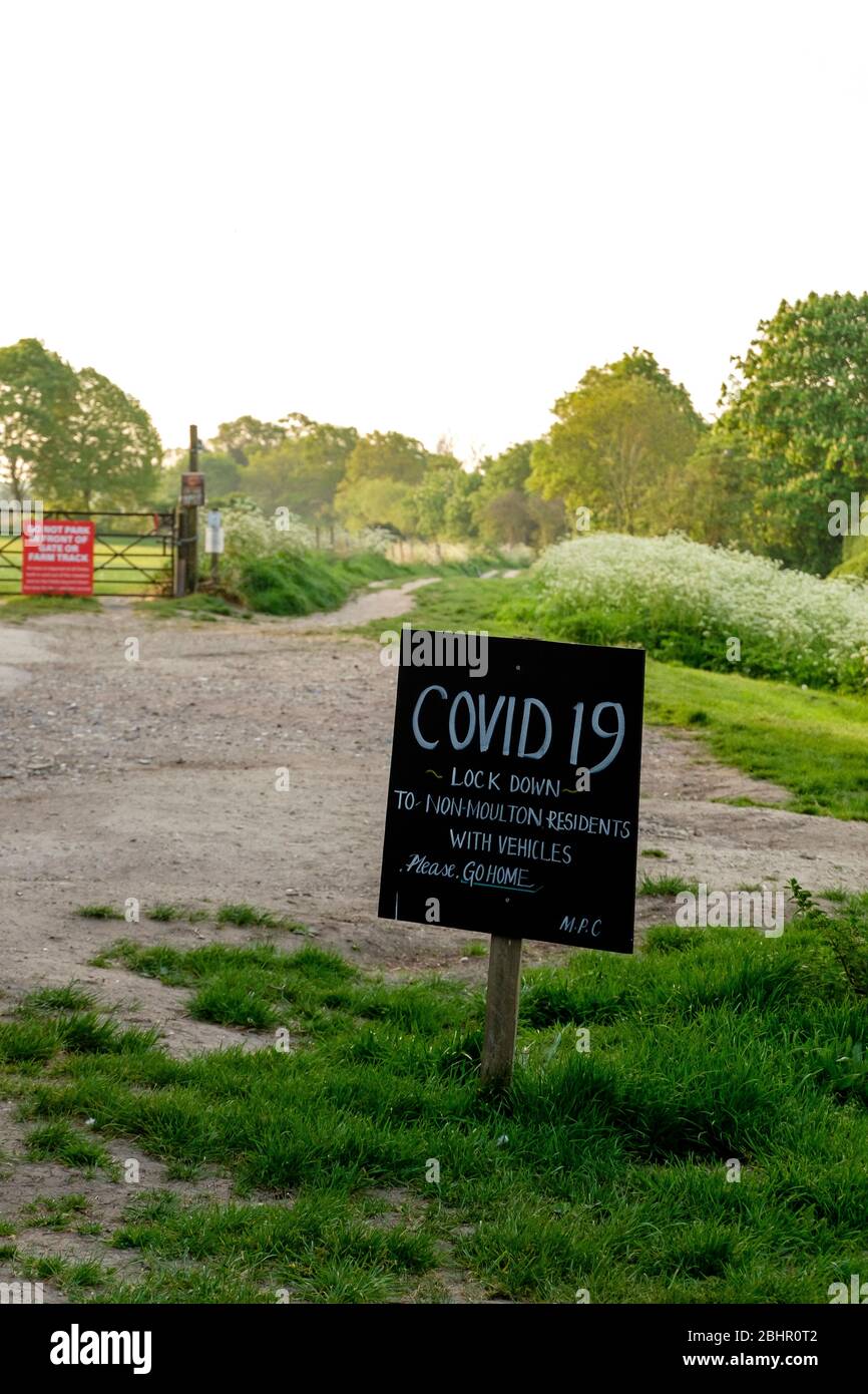 Molton, Regno Unito. 27 aprile 2020. Il segno nel villaggio di Suffolk di Molton che dice alla gente di andare a casa dopo che un gran numero di persone si è creduto per rompere il Coronavirus imposto dal governo britannico Lockdown, durante il periodo pasquale. Il villaggio si trova nella circoscrizione parlamentare di Matt Hancock MP. Credit: Mark Bullmore/Alamy Live News Foto Stock