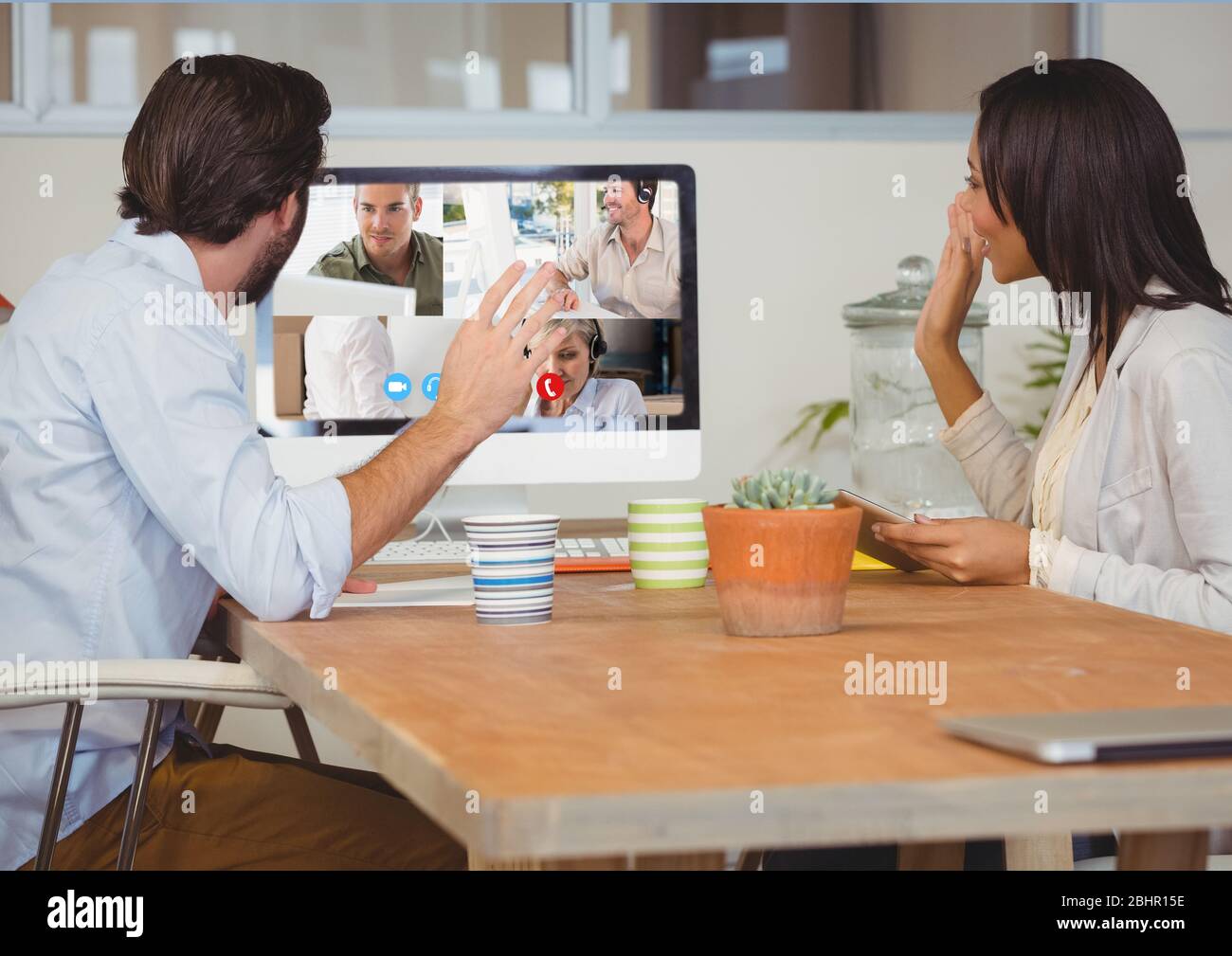 Vista posteriore delle persone durante una chiamata visio sul computer di casa Foto Stock