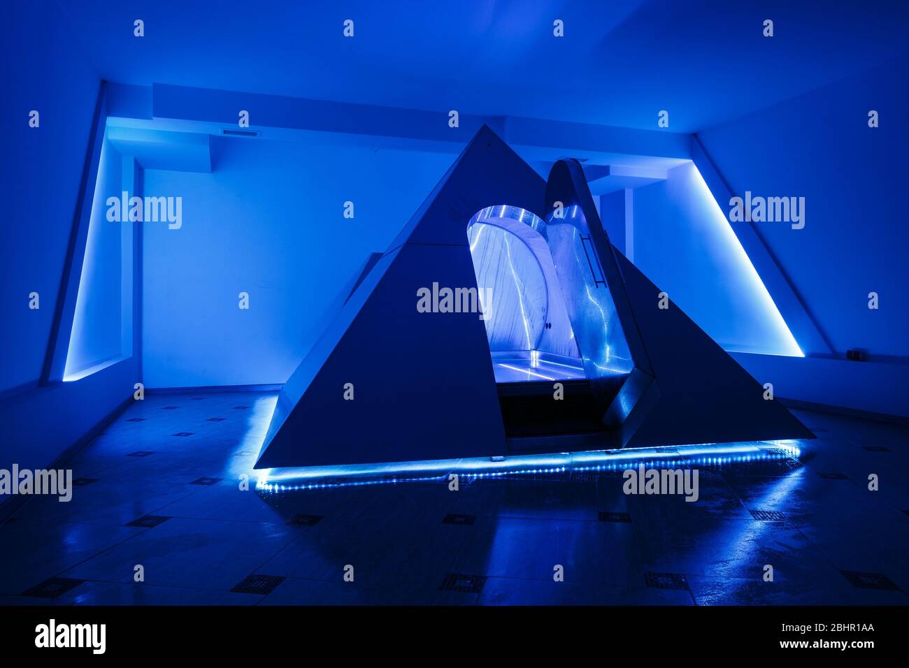 Telecamera galleggiante sotto forma di piramide nel centro ricreativo Foto Stock