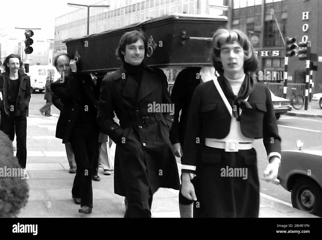 Il gruppo Gay Activists Alliance protesta fuori dal negozio di W H Smith a Notting Hill Gate, Londra, Inghilterra nel 1978. W H Smith, come catena, aveva deciso di smettere di vendere il giornale 'Gay News', scatenando le proteste. La bara che qui veniva portata era destinata a simboleggiare la morte della libertà di parola e la morte di una pubblicazione senza limiti. I gruppi della Gay Activists Alliance in tutto il regno unito hanno protestato contro molti negozi di W H Smith diversi in quel periodo. Foto Stock