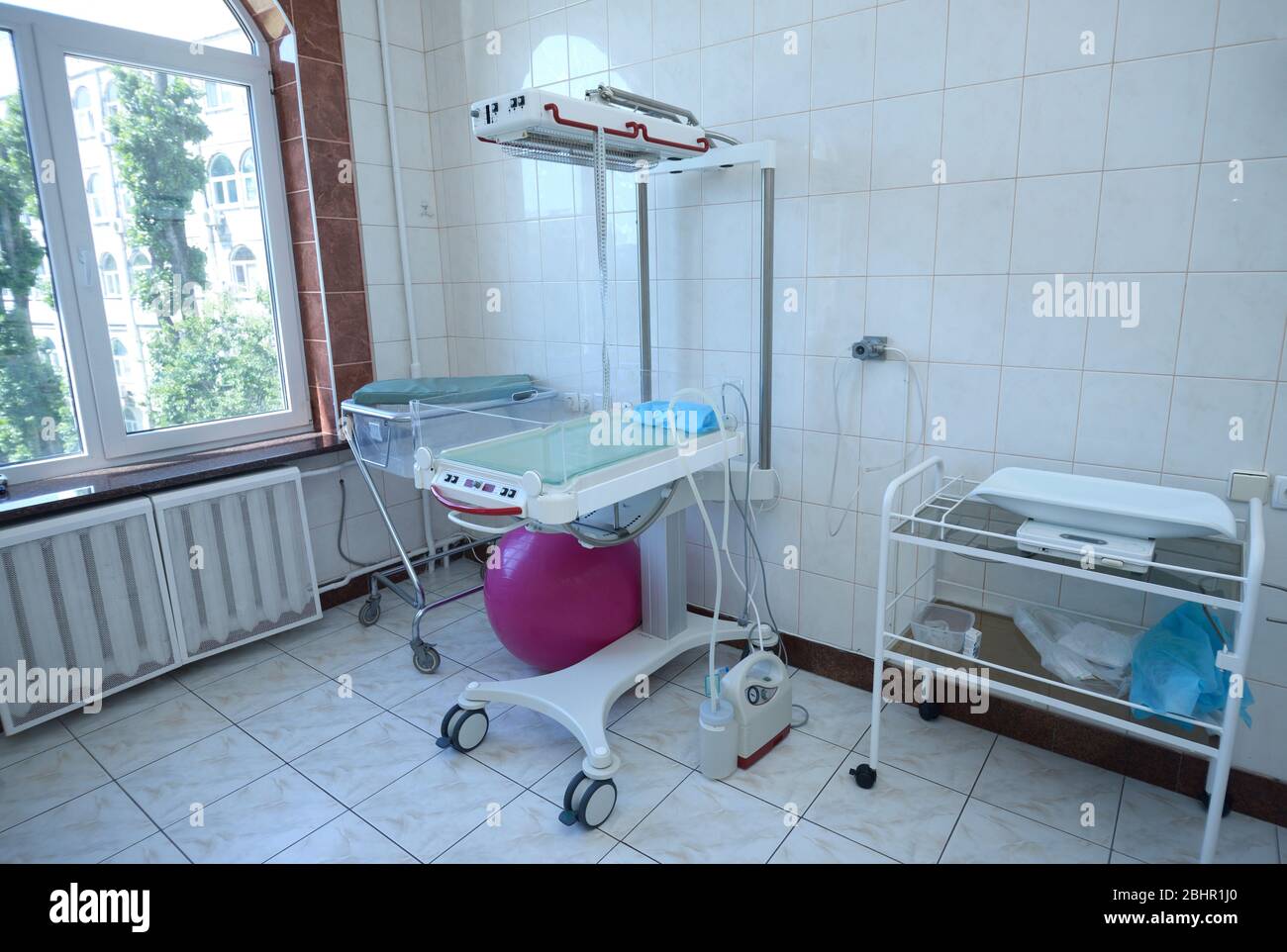Incubatore neonatale e pesi per neonati, parte delle apparecchiature mediche della sala di parto Foto Stock