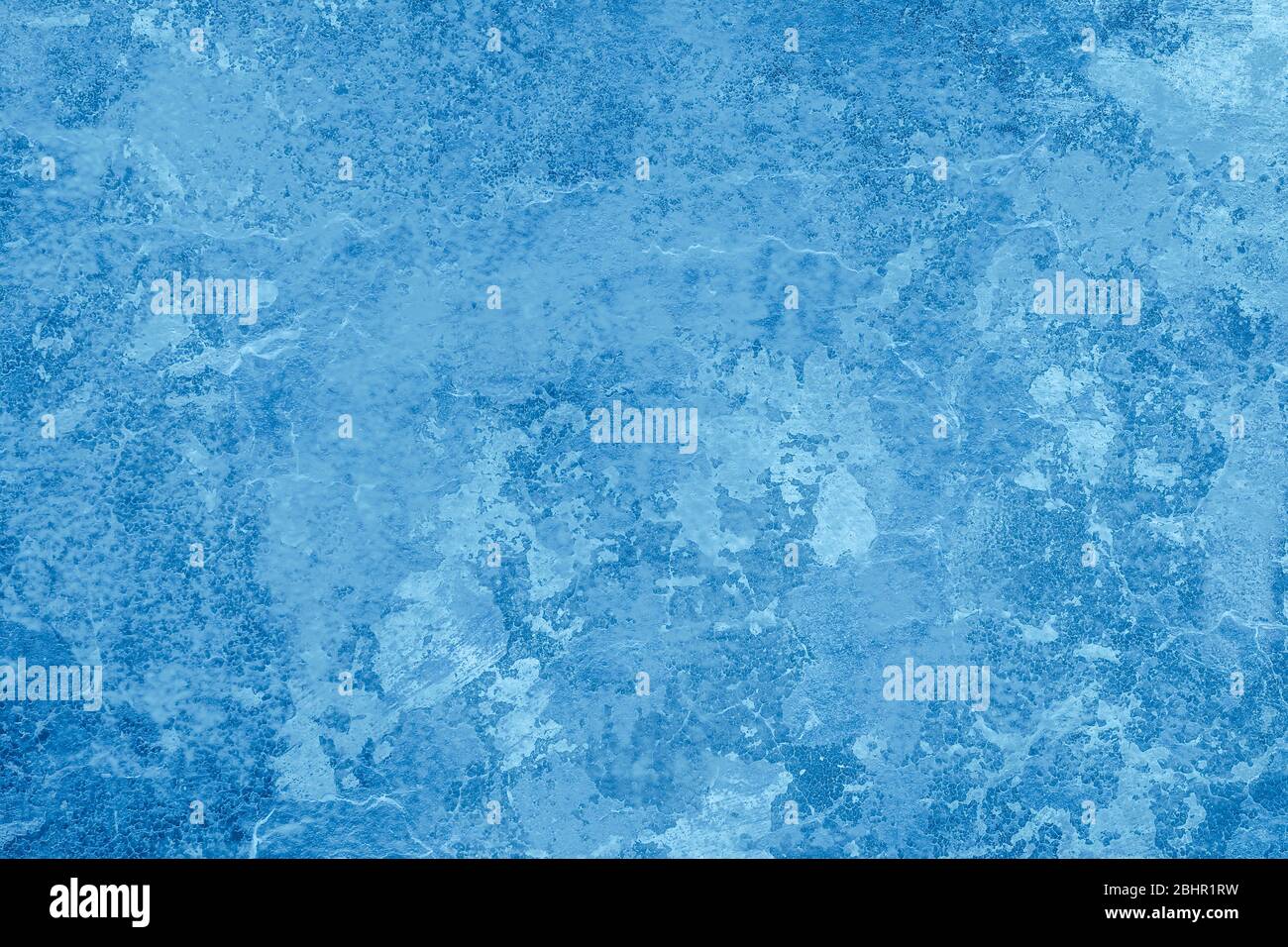 Struttura blu, sfondo simile a ghiaccio, parete, acqua o minerale naturale con crepe e motivi Foto Stock