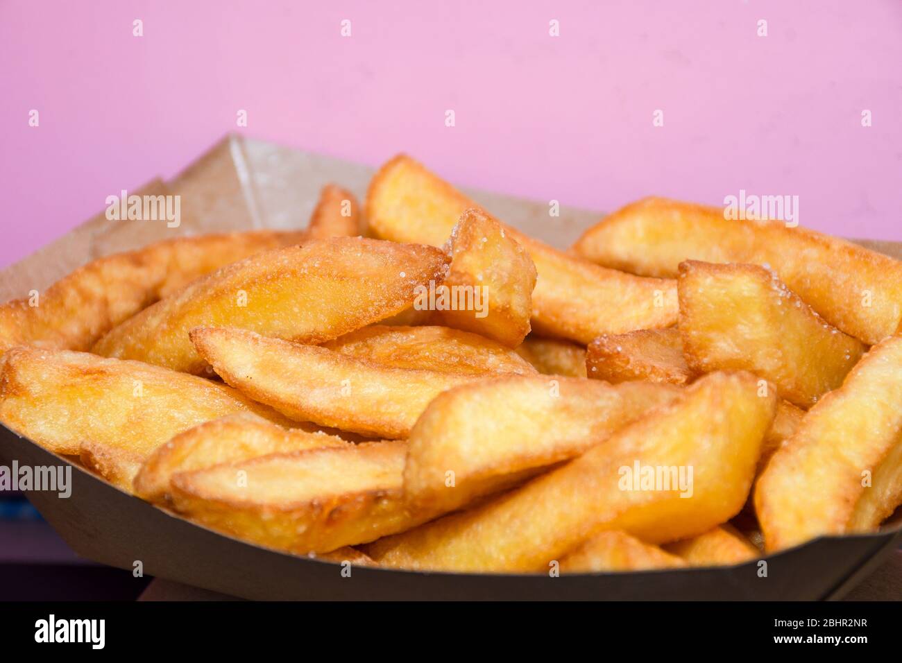 Patate fritte fresche e gustose - sfondo appetitoso del cibo. Le patatine  fritte, o semplicemente le patatine fritte, le patatine fritte, sono  batonnet o Foto stock - Alamy