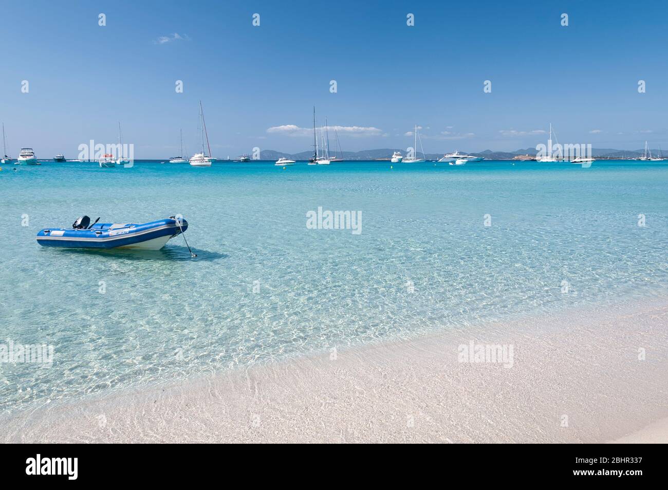 Isola di Formentera, spiaggia di Illetas, Spagna. Fantastica spiaggia di Illetas e ottimo punto di approdo per barche e yacht. Concetto di viaggio e turismo Foto Stock