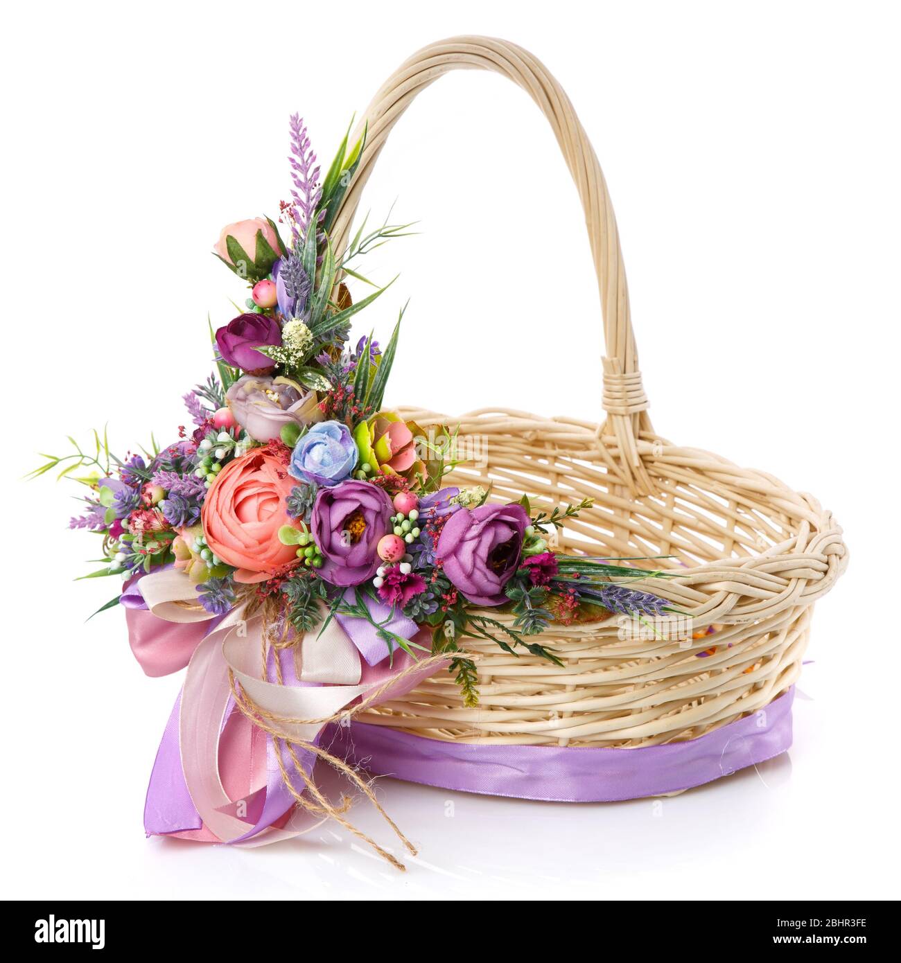 Cestino di Pasqua su sfondo bianco. Decorata con una grande decorazione di fiori, verdi e nastri di colore luminoso. Foto Stock