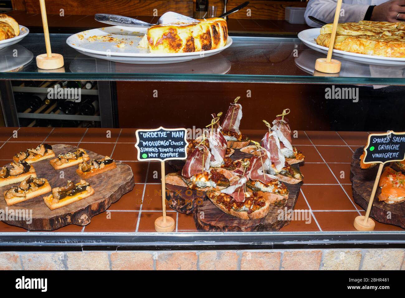 La bruschetta è un antipasto italiano composto da pane alla griglia strofinato con aglio e condito con olio d'oliva e sale. Buffet di piatti freschi, brunch cate Foto Stock