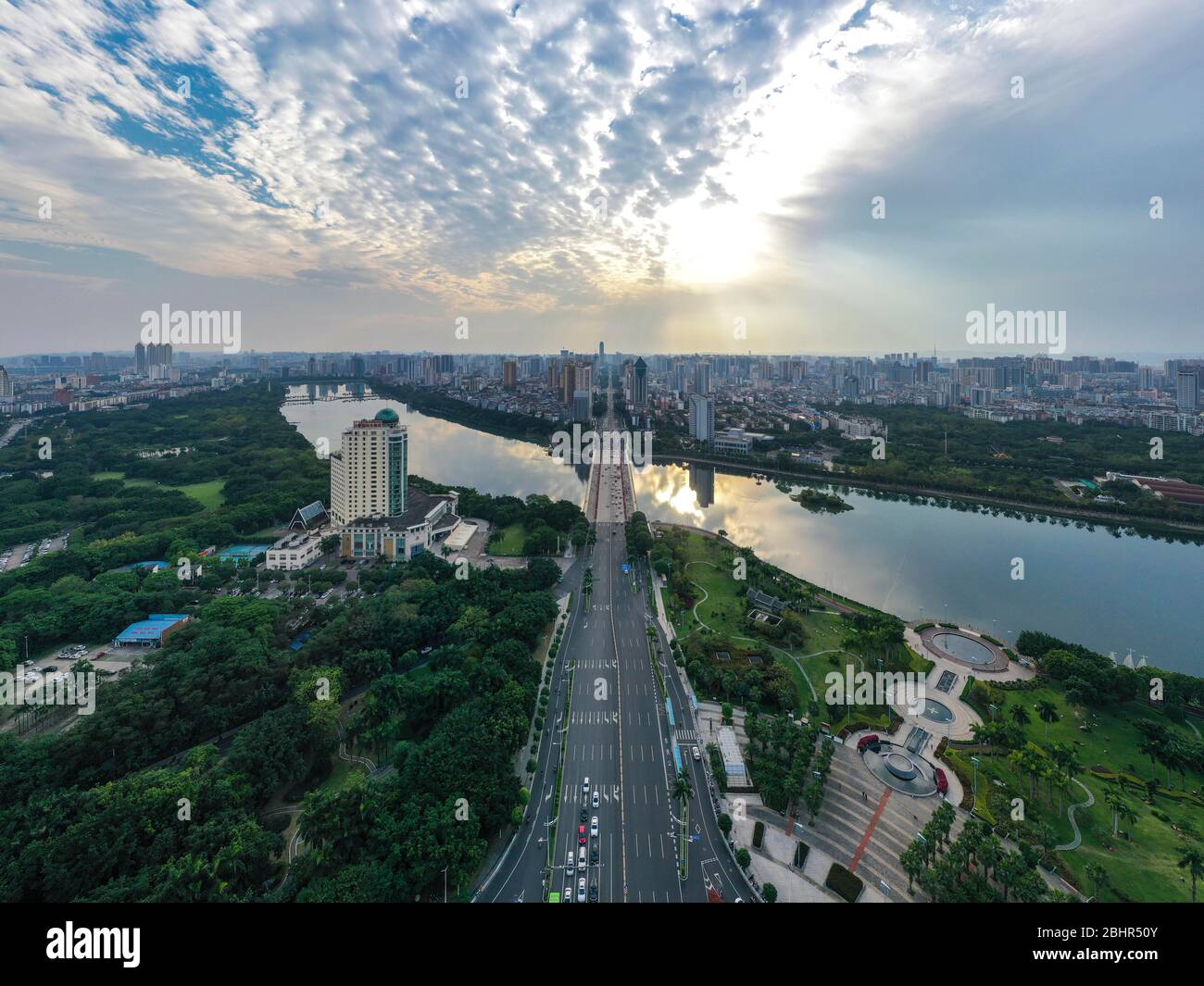 Nanning, la regione autonoma cinese di Guangxi Zhuang. 27 aprile 2020. Foto aeree mostra il paesaggio a Nanning, regione autonoma di Guangxi Zhuang, Cina meridionale, 27 aprile 2020. Credit: CaO Yiming/Xinhua/Alamy Live News Foto Stock